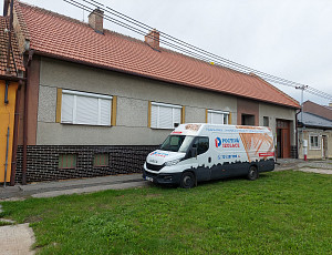 Zateplení stropu rodinného domu pomocí foukané izolace